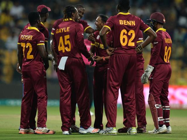 West Indies bowler Samuel Badree (C) celebrates the wicket of Sri Lankan batsman Milinda Siriwardana with teammates during the World T20 cricket tournament. (AFP Photo) West Indies bowler Samuel Badree (C) celebrates the wicket of Sri Lankan batsman Milinda Siriwardana with teammates during the World T20 cricket tournament. (AFP Photo)
