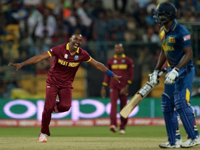 West Indies bowler Dwayne Bravo (L) celebrates the wicket of Sri Lankan batsman Angelo Mathews (R). (AFP photo) West Indies bowler Dwayne Bravo (L) celebrates the wicket of Sri Lankan batsman Angelo Mathews (R). (AFP photo)