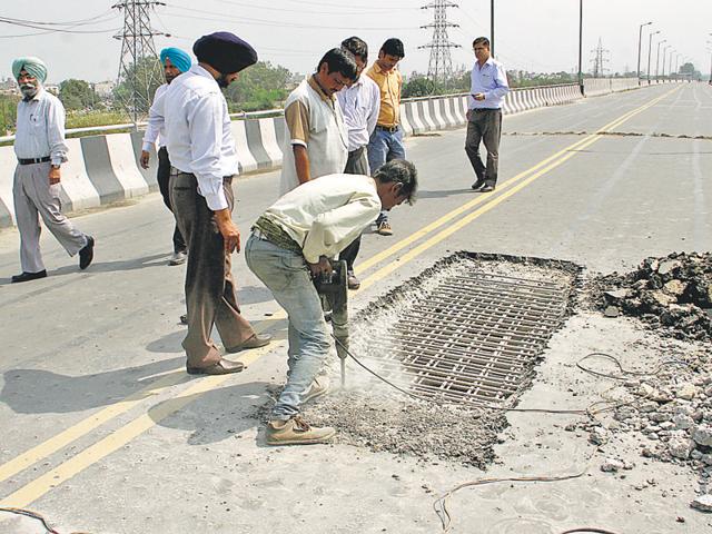 The repair work in progress at the overbridge in Ludhiana. (JS Grewal/HT Photo) The repair work in progress at the overbridge in Ludhiana. (JS Grewal/HT Photo)