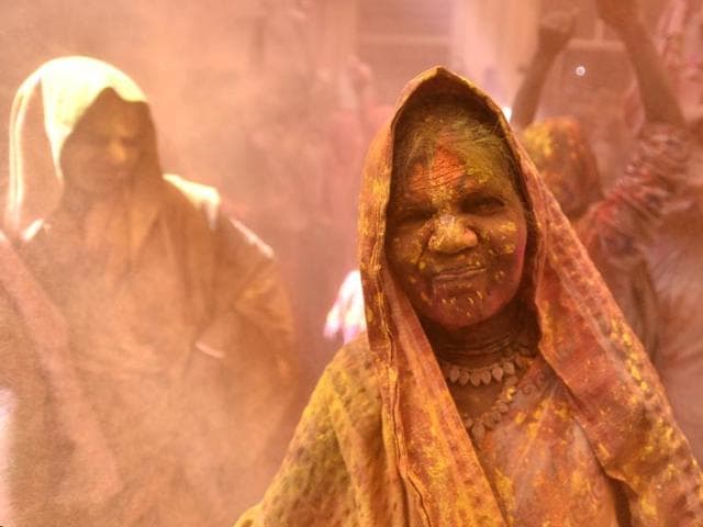 In many parts of India widows are barred from celebrating the festival but women at the shelter for widows broke the bygone norm and enjoyed the festival. (Ajay Aggarwal/HT Photo)