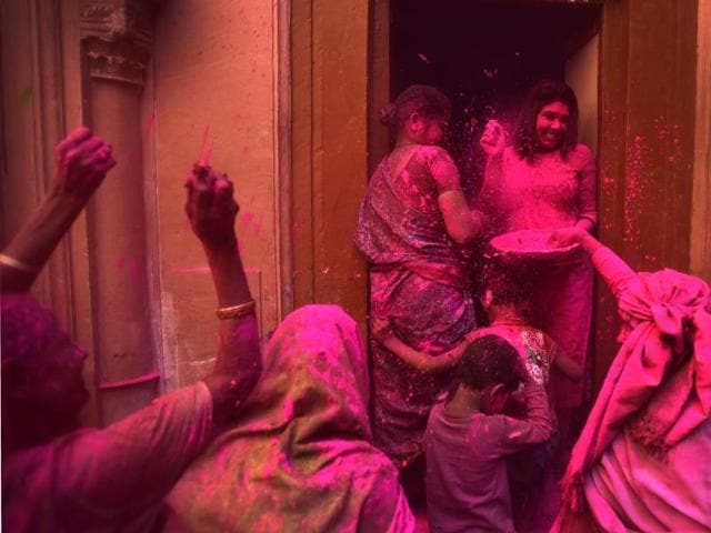 NGO workers celebrate Holi with Widows at Gopinath Temple. (Ajay Aggarwal/HT Photo)