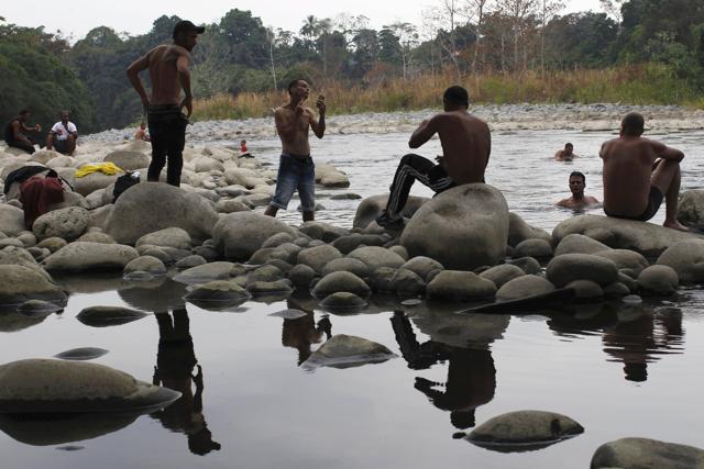 A group of Cuban migrants wash themselves as others rest at the river in Paso Canoas, at the border with Costa Rica (REUTERS) A group of Cuban migrants wash themselves as others rest at the river in Paso Canoas, at the border with Costa Rica (REUTERS)