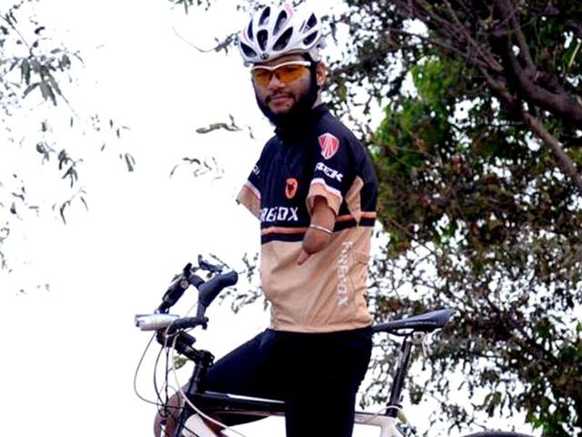 Jagwinder, hailing from a small village called Patra near Patiala, does not have two arms and uses his feet to do his daily chores.(HT Photo) Jagwinder, hailing from a small village called Patra near Patiala, does not have two arms and uses his feet to do his daily chores.(HT Photo)