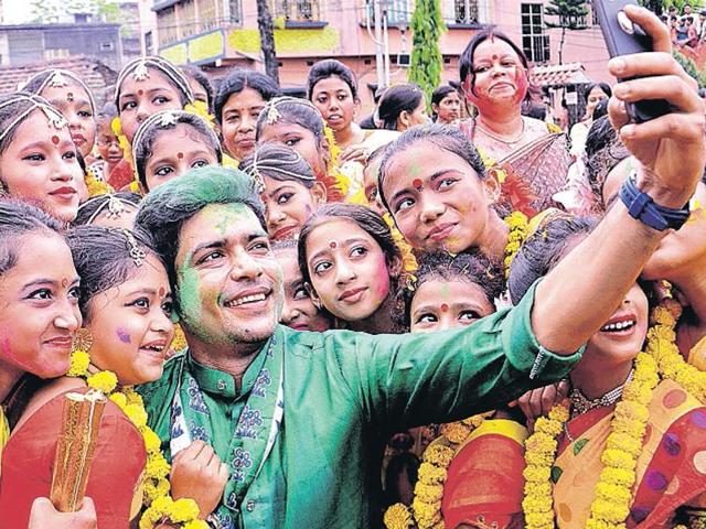 Trinamool candidate Laxmi Ratan with Holi revellers.(Subham Jyoti/HT Photo) Trinamool candidate Laxmi Ratan with Holi revellers.(Subham Jyoti/HT Photo)