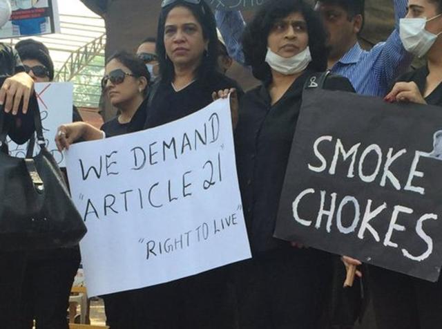 Residents of Chembur, Vashi and other areas around the Deonar garbage dump have planned a gathering on Tuesday at Azad Maidan to protest against the municipal corporation’s failure to stop fires at the dump.(Agencies) Residents of Chembur, Vashi and other areas around the Deonar garbage dump have planned a gathering on Tuesday at Azad Maidan to protest against the municipal corporation’s failure to stop fires at the dump.(Agencies)