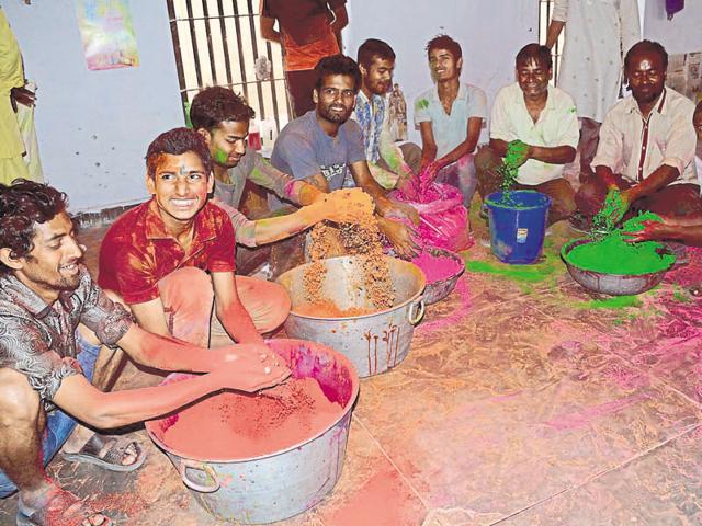 The inmates are preparing 500kg of herbal colours that have already been pre-ordered. (Sakib Ali/HT Photo) The inmates are preparing 500kg of herbal colours that have already been pre-ordered. (Sakib Ali/HT Photo)