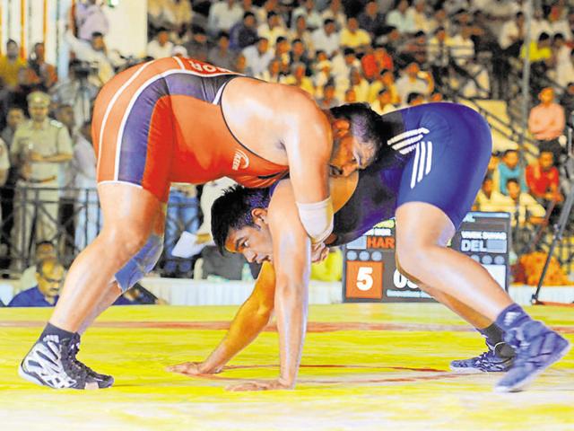 Wrestlers Naveen Mor and Vivek Shihag grapple during the Bharat Kesri Dangal at Tau Devi Lal Stadium in Gurgaon.(Parveen Kumar/HT Photo)