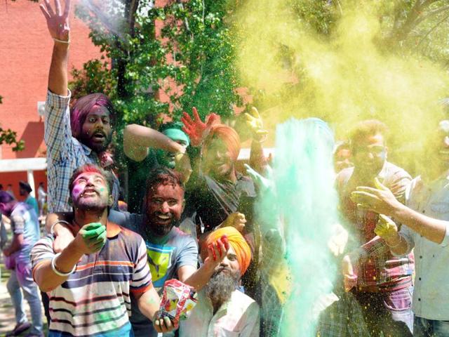 The festival of colours is celebrated with much fervour across north India. (Bharat Bhushan/HT Photo)
