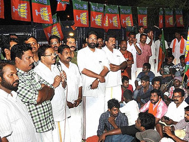 BJP workers protest against a government decision outside the Kerala assembly in Thiruvananthapuram.(File photo/ PTI)