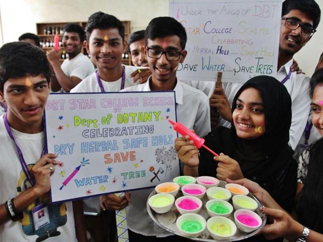 Students of Bandodkar College spread the message of playing dry holi with eco-friendly colours.(Praful Gangurde)