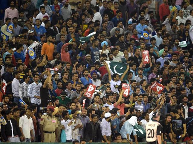 Fans react during the World T20 encounter between New Zealand and Pakistan. (Ravi Kumar/HT Photo) 