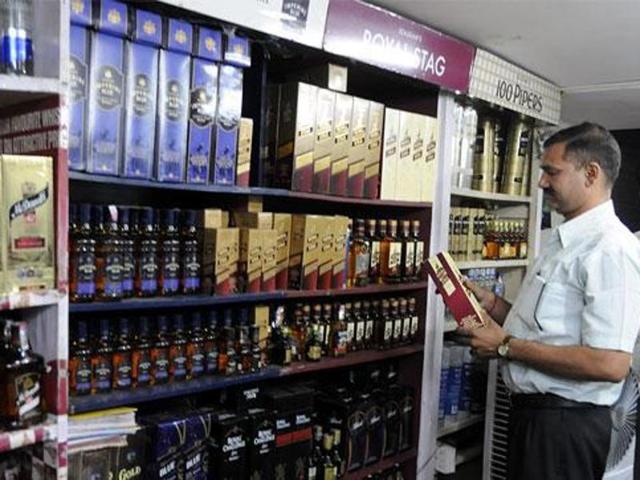 Liquor contractors have alleged that a bigger nexus (political influence) between the government officials and big brands in the liquor business is in place.(HT Photo) Liquor contractors have alleged that a bigger nexus (political influence) between the government officials and big brands in the liquor business is in place.(HT Photo)