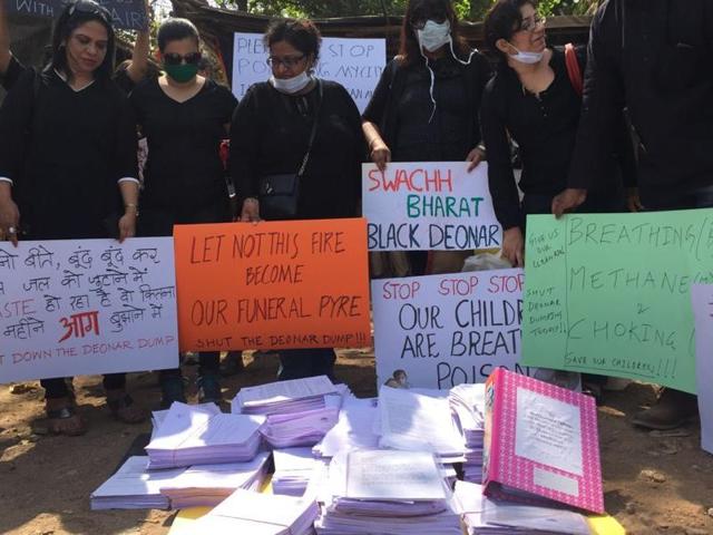 Chembur residents demanded the dumping ground be shut. (HT PHOTO) Chembur residents demanded the dumping ground be shut. (HT PHOTO)
