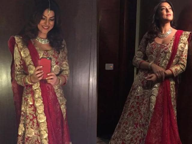 Sushmita looks every bit a queen in a beautiful and timeless Indian wear by designer Manish Malhotra. (Thesushmitasen/Twitter) 