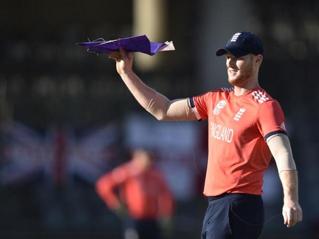 England’s Ben Stokes removes a kite that fell on the field. (Mohd Zakir/HT Photo) England’s Ben Stokes removes a kite that fell on the field. (Mohd Zakir/HT Photo)