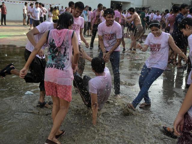 The Institute Sports Council organised IIT Bombay's first-ever Color Run, to encourage non-sports enthusiasts to run together to celebrate health and happiness on account of Holi in Mumbai last week.(Prashant Waydande / Hindustan Times)