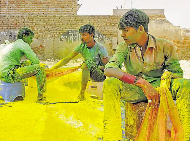 Colour makers at work near Sheetla Mata Mandir on Tuesday. (Abhinav Saha/HT Photo) Colour makers at work near Sheetla Mata Mandir on Tuesday. (Abhinav Saha/HT Photo)