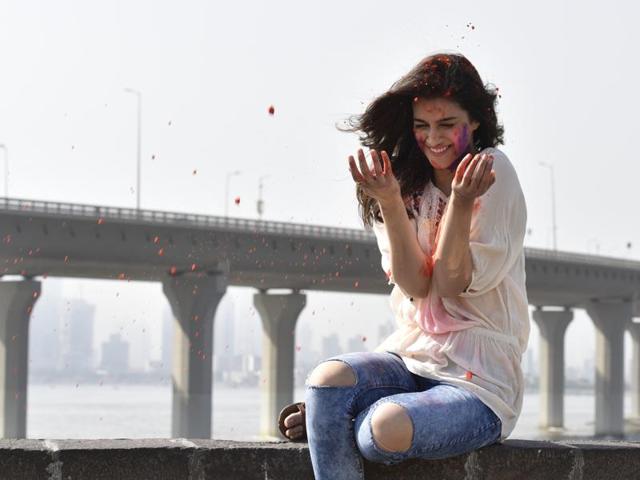 Kriti’s enthusiasm for Holi is there for all to see. (Vidya Subramanian/HT photo) 