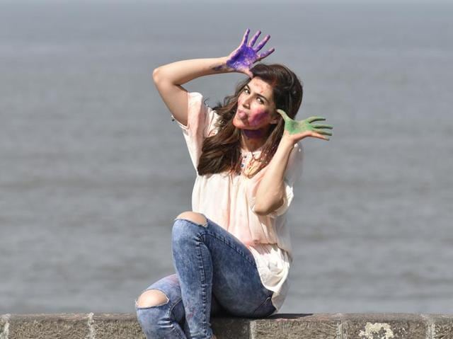 Kriti Sanon poses for Holi special shoot at Bandra Fort. (Vidya Subramanian/HT photo) 