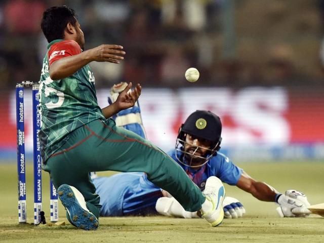 Indian player Shikhar Dhawan dives to take a single during T20 World Cup league match. (Vipin Kumar/HT Photo) Indian player Shikhar Dhawan dives to take a single during T20 World Cup league match. (Vipin Kumar/HT Photo)