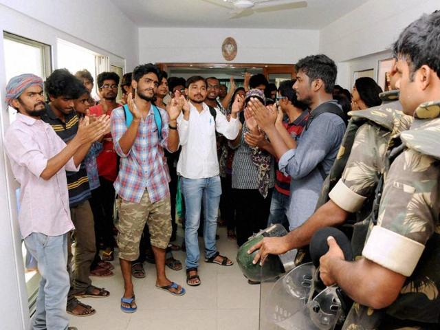 A section of students alleged that Hyderabad Central University vice-chancellor Appa Rao was sent back to prevent Kanahiya Kumar’s visit to the campus. (Saumya Khandelwal/HT Photo) A section of students alleged that Hyderabad Central University vice-chancellor Appa Rao was sent back to prevent Kanahiya Kumar’s visit to the campus. (Saumya Khandelwal/HT Photo)