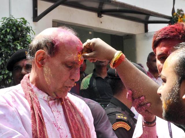 Home Minister Rajnath Singh celebrates Holi at his residence in New Delhi . (HT Photo) 