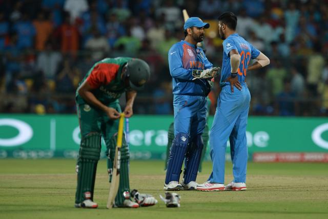 Captain Mahendra Singh Dhoni(C) gives tips to bowler Hardik Panday(R)during the last over. (AFP Photo) Captain Mahendra Singh Dhoni(C) gives tips to bowler Hardik Panday(R)during the last over. (AFP Photo)