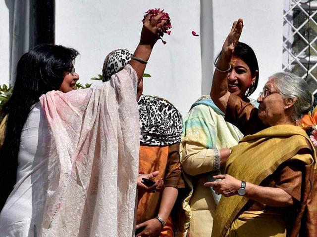 Former Delhi chief minister Sheila Dikshit and Barkha singh during the Holi celebrations at All India Congress Committee headquarters (AICC) in New Delhi. ( PTI Photo) (PTI) Former Delhi chief minister Sheila Dikshit and Barkha singh during the Holi celebrations at All India Congress Committee headquarters (AICC) in New Delhi. ( PTI Photo) (PTI)