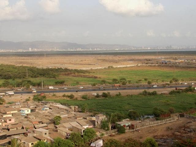 Kanjurmarg residents complain of stench from dumping ground | Mumbai news