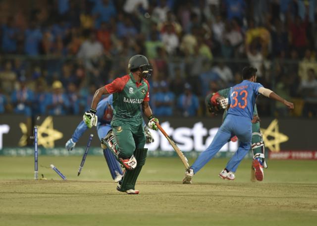 Hardik Pandya celebrates after winning the match on the last ball . (Photo by Vipin Kumar / Hindustan Times)
