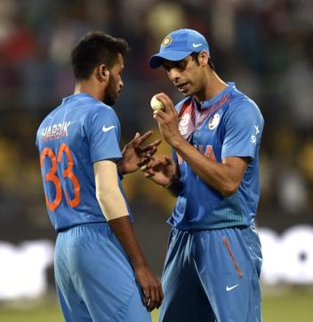 Hardik Pandya interacts with Nehra before the final ball. (Hindustan Times)