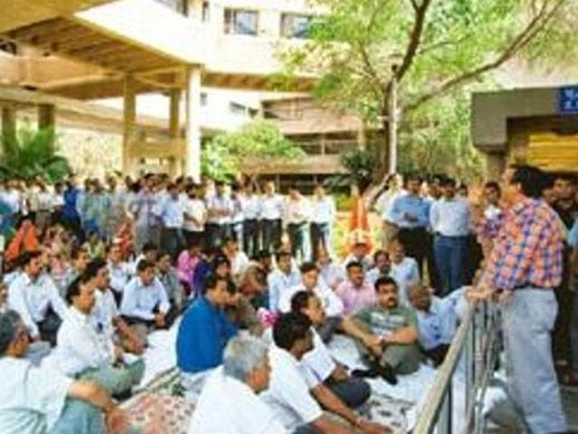 Indefinite mass-leave protest against “harsh” working conditions has hit Punjab State Civil Supplies Corporation Limited (Punsup) in all districts except Patiala when wheat procurement is due to start from April 1. (Representative Live mint Photo) Indefinite mass-leave protest against “harsh” working conditions has hit Punjab State Civil Supplies Corporation Limited (Punsup) in all districts except Patiala when wheat procurement is due to start from April 1. (Representative Live mint Photo)