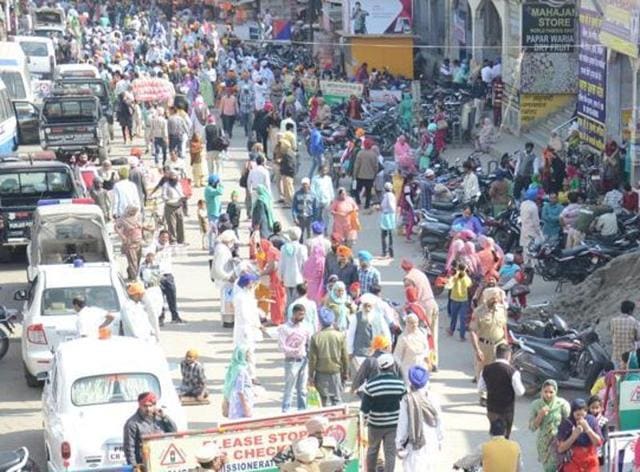 In one of the most recent cases, a tourist from Delhi, a group captain in the Indian Air Force, was mugged by unidentified men on a motorcycle, while he was on his way with his family to a well-known eatery in the walled city on a rickshaw after paying obeisance at the Golden Temple. (HT Photo) In one of the most recent cases, a tourist from Delhi, a group captain in the Indian Air Force, was mugged by unidentified men on a motorcycle, while he was on his way with his family to a well-known eatery in the walled city on a rickshaw after paying obeisance at the Golden Temple. (HT Photo)