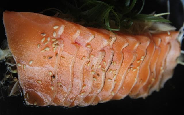In the citrus salmon tataki, delicately seared slices of pink are dressed minimally to let the fish flavour shine. (Pramod Thakur/HT Photo)
