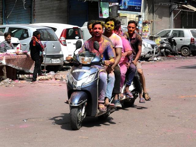 Delhiites breaking the law while celebrating Holi in the Capital on Thursay. (HT Photo )