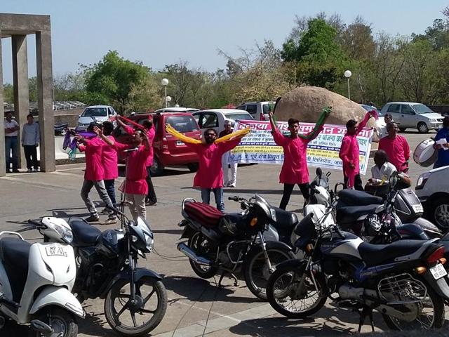 Artists stage a street play at Shakti Bhawan in Jabalpur on Wednesday to encourage defaulters to pay their dues on time.(HT photo) Artists stage a street play at Shakti Bhawan in Jabalpur on Wednesday to encourage defaulters to pay their dues on time.(HT photo)