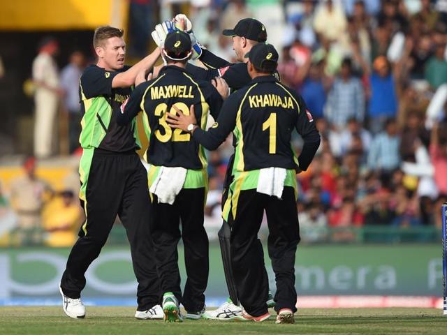 Australia's James Faulkner (L) celebrates with teammates after bowling out Pakistan's Sharjeel Khan. (AFP photo) Australia's James Faulkner (L) celebrates with teammates after bowling out Pakistan's Sharjeel Khan. (AFP photo)