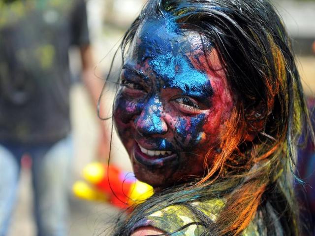 People celebrating Holi in Gurgaon. (Abhinav Saha/HT Photo )