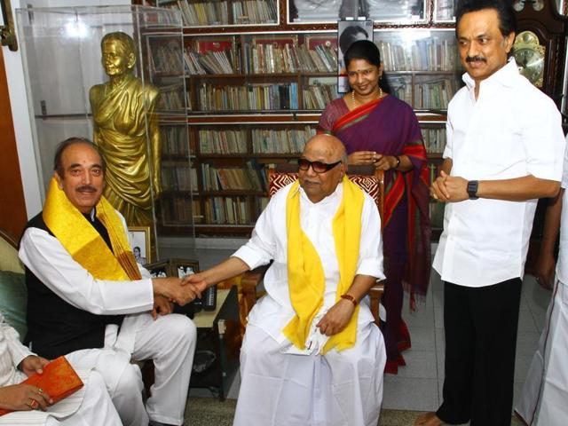 Congress leader Ghulam Nabi Azad (L) meets DMK leader M Karunanidhi in Chennai. Karunanidhi’s daughter Kanimozhi and son M Stalin stand by as the two leader begin seat-sharing talks. (V Srinivasulu/ HT photo) Congress leader Ghulam Nabi Azad (L) meets DMK leader M Karunanidhi in Chennai. Karunanidhi’s daughter Kanimozhi and son M Stalin stand by as the two leader begin seat-sharing talks. (V Srinivasulu/ HT photo)