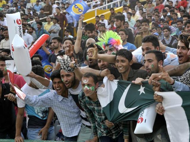 Cricket fans enjoy the World cup T20 match played between Australia Vs Pakistan. (Ravi Kumar/HT Photo) Cricket fans enjoy the World cup T20 match played between Australia Vs Pakistan. (Ravi Kumar/HT Photo)