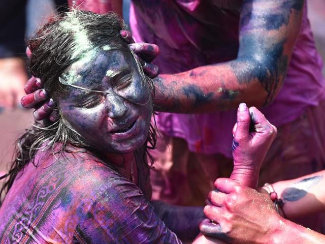 People celebrating Holi at Vinod Nagar. (Virendra Singh Gosain/HT Photo )