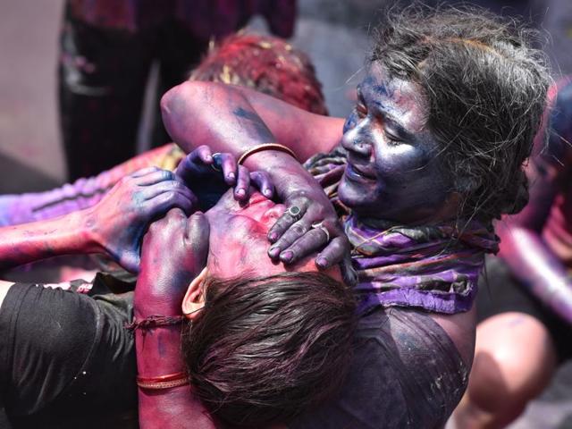 People celebrating Holi at Vinod Nagar. (Virendra Singh Gosain/HT Photo )