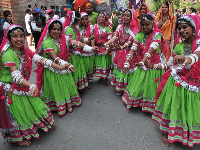 Rajasthani girls, in bright traditional ‘ghagras’ perform during the One India procession. (Pardeep Pandit/HT Photo)