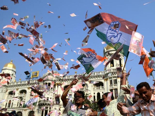 Congress workers protest against the Trinamool at Esplanade in Kolkata after the sting operation.(HT File Photo)