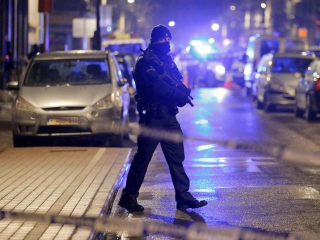 A masked Belgian police takes part in police operations in Schaerbeek following Tuesday's bomb attacks in Brussels, Belgium. (Reuters Photo) A masked Belgian police takes part in police operations in Schaerbeek following Tuesday's bomb attacks in Brussels, Belgium. (Reuters Photo)