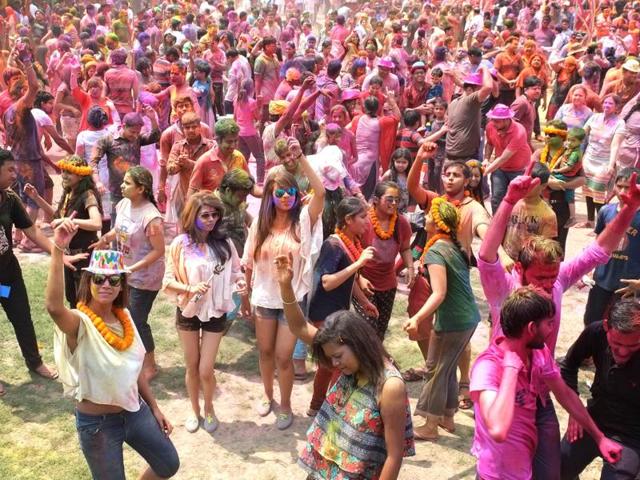 People celebrating Holi, the fun filled festival of happiness and togetherness at garden on EM By Pass. (Subhendu Ghosh/HT Photo )