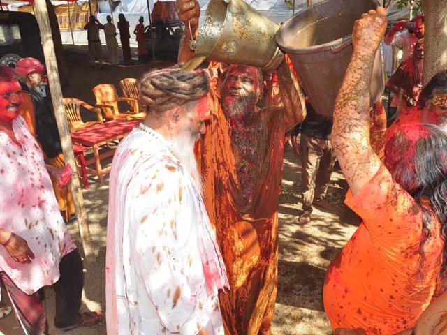 Sadhus play Holi in Ujjain with cow dung and cow urine on Wednesday. (HT photo) Sadhus play Holi in Ujjain with cow dung and cow urine on Wednesday. (HT photo)