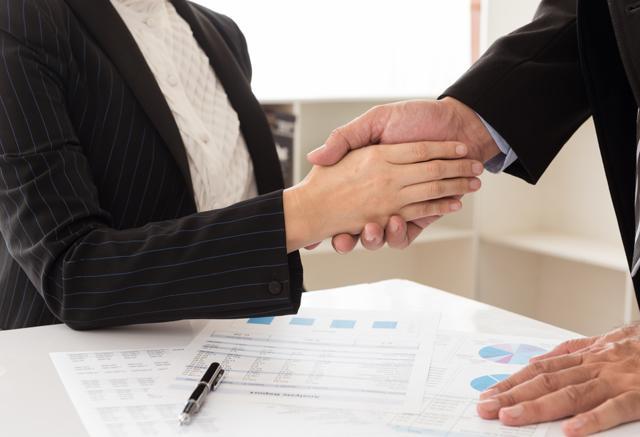 Those who are far above or below you in status could require a lot more time and effort to help, which could hurt your own job performance. (Shutterstock) Those who are far above or below you in status could require a lot more time and effort to help, which could hurt your own job performance. (Shutterstock)