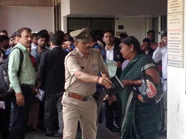 A woman pleading with a police officer to release her husband at the district court complex in Chandigarh on Friday. (HT Photo) A woman pleading with a police officer to release her husband at the district court complex in Chandigarh on Friday. (HT Photo)