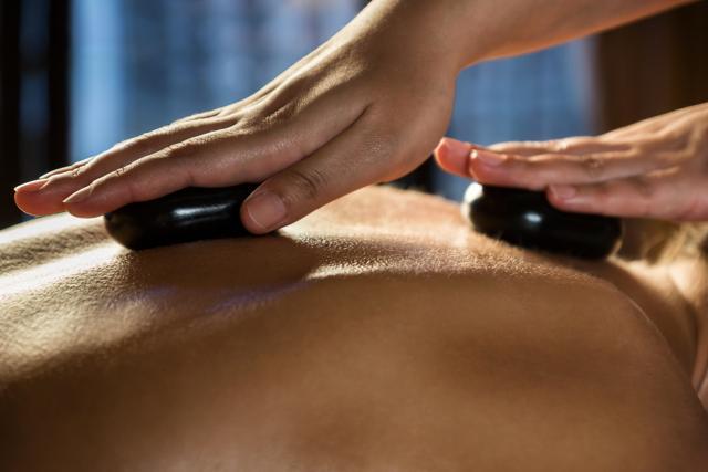As a rule of thumb, doctors suggest using heat for chronic pain or an injury that is a day or more old, and cold compress for acute pain or a new swollen/inflamed injury. (Shutterstock) As a rule of thumb, doctors suggest using heat for chronic pain or an injury that is a day or more old, and cold compress for acute pain or a new swollen/inflamed injury. (Shutterstock)